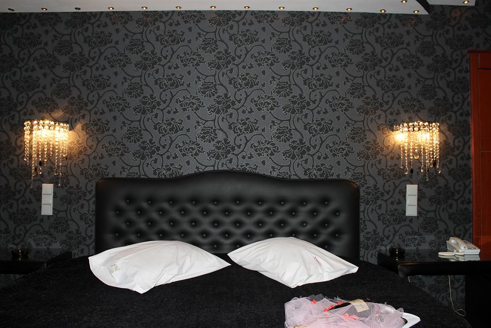 Carol Hotel Пирей Экстерьер фото