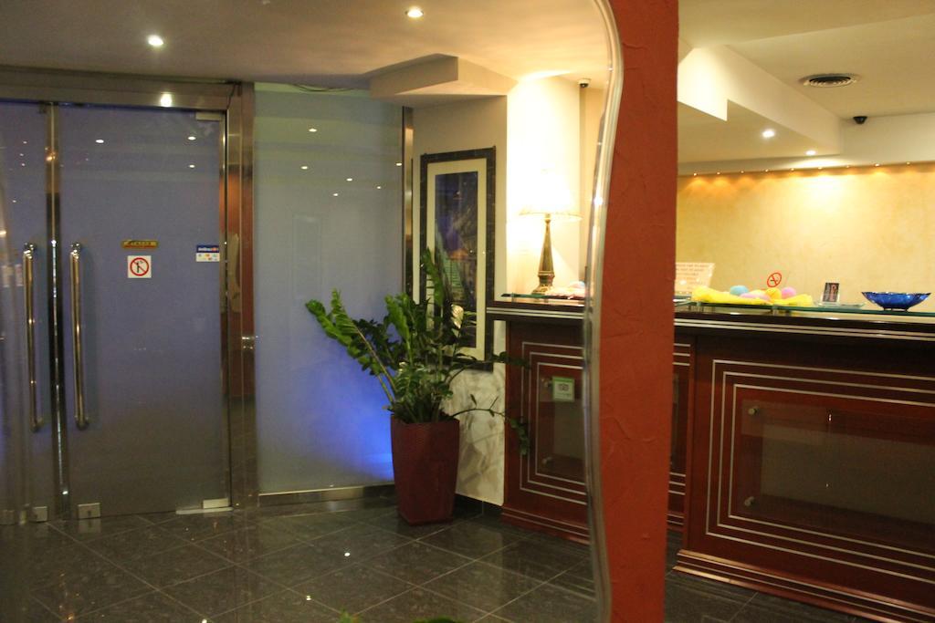 Carol Hotel Пирей Экстерьер фото